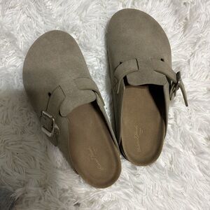 Tan suede clogs with buckle #clogs #tan